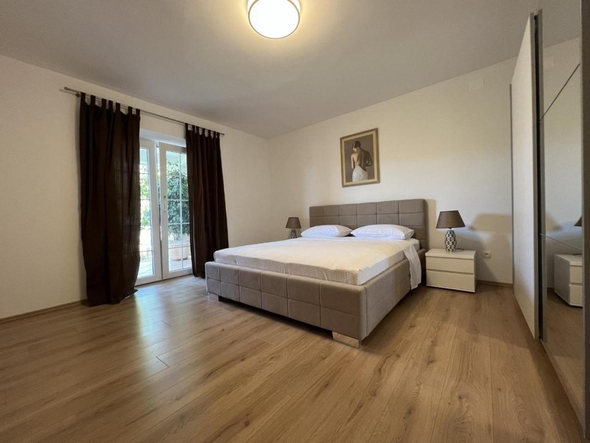 With A Parking Space - 20436 Makarska